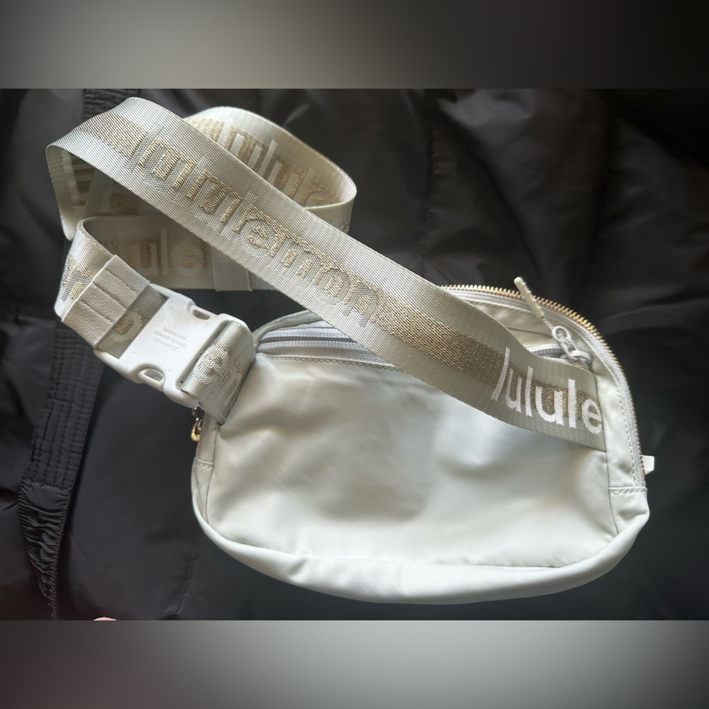 Lululemon Athletica Gray White Gold Glitter Crossbody Everywhere Belt Bag 1L - Picture 10 of 16